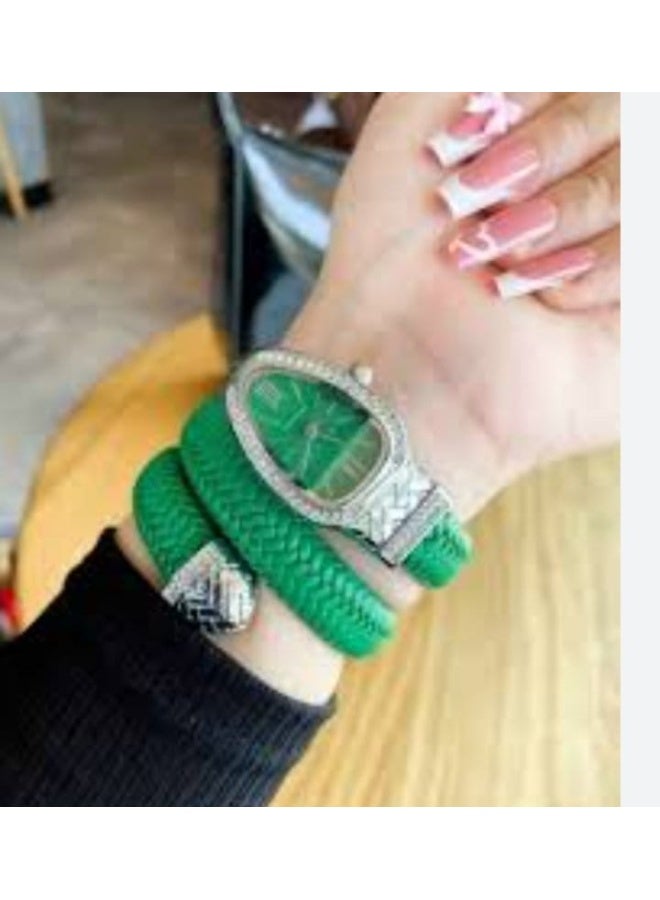 ساعة نسائية فاخرة بتصميم ثعباني ملتف (Serpenti Style) - حزام جلد أخضر وإطار استانلس فضي بيور - مع علبة جلد قيمةساعة نسائية فاخرة بتصميم ثعباني ملتف (Serpenti Style) - حزام جلد أخضر وإطار استانلس فضي بيور - مع علبة جلد قيمة
