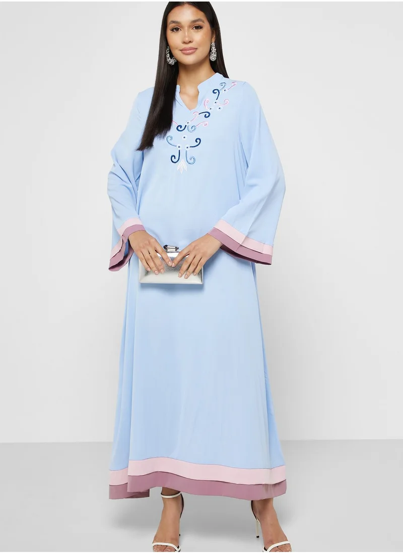 خزانة فستان مزين بتطريز