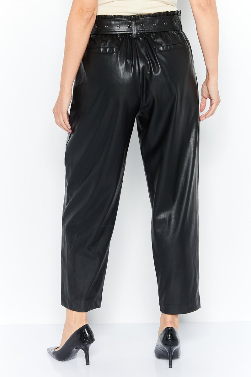 DKNY سروال نسائي من الجلد الصناعي بتصميم كيس الورق، أسود - Image 4