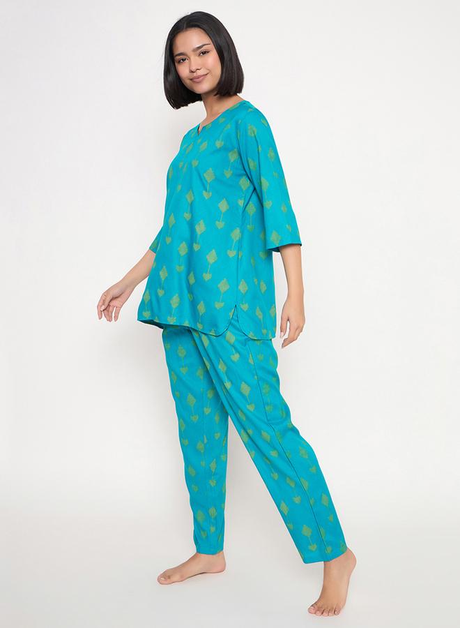 كلوفيا طقم بيجامة علوي بنقشة وياقة مشقوقة من كلوفيا - Image 4