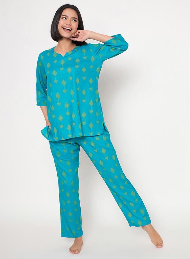 كلوفيا طقم بيجامة علوي بنقشة وياقة مشقوقة من كلوفيا - Image 3