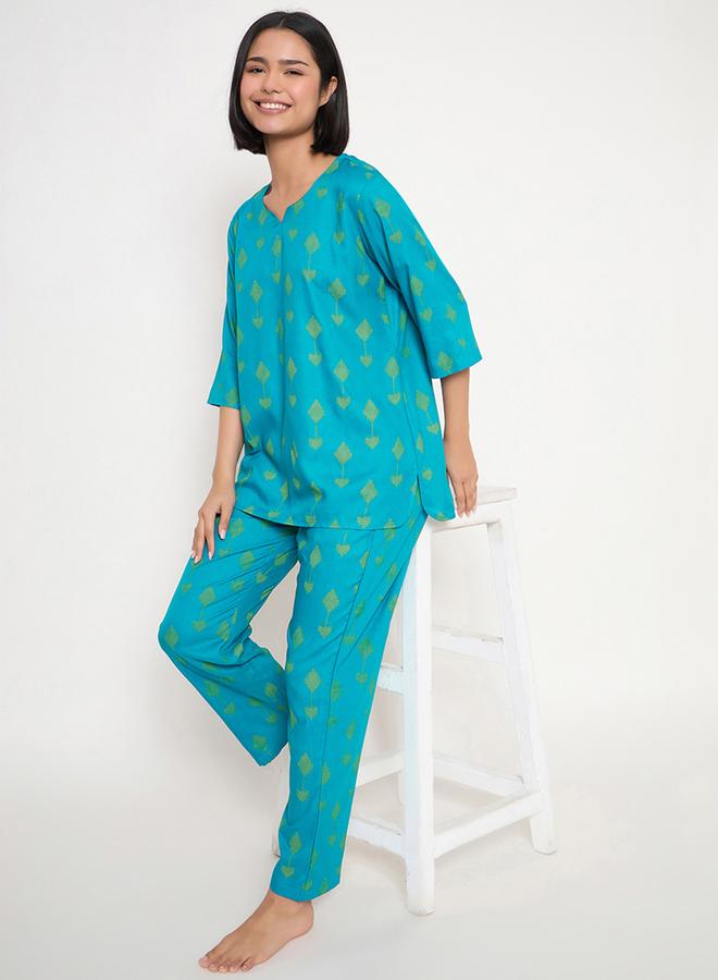 كلوفيا طقم بيجامة علوي بنقشة وياقة مشقوقة من كلوفيا - Image 1