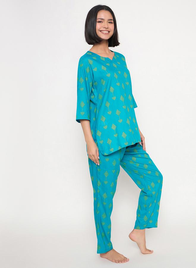 كلوفيا طقم بيجامة علوي بنقشة وياقة مشقوقة من كلوفيا - Image 5