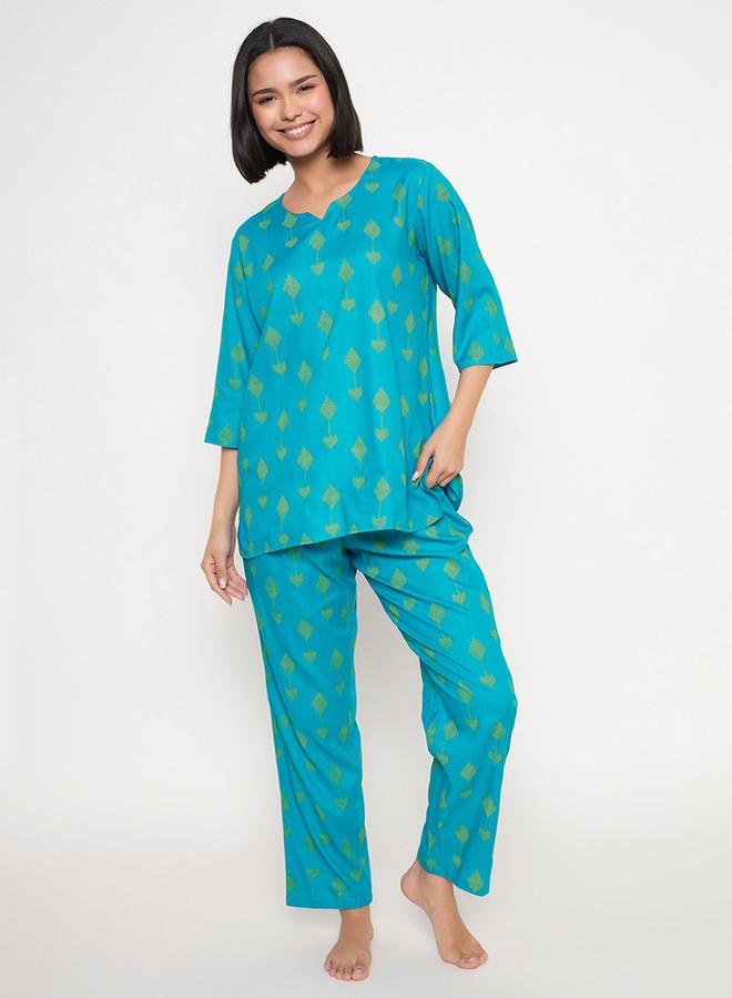 كلوفيا طقم بيجامة علوي بنقشة وياقة مشقوقة من كلوفيا - Image 2