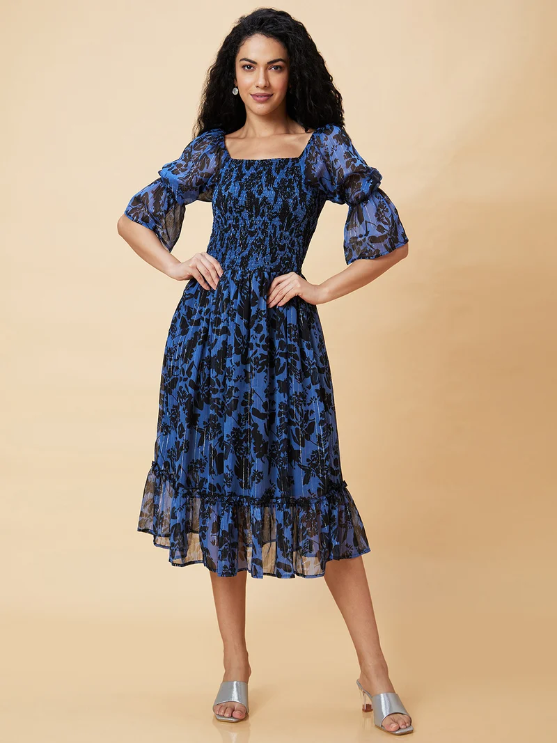 جلو باص Women Blue Floral Printed Square Neck Puff Sleeve Smocked Tiered A-Line Midi Dress