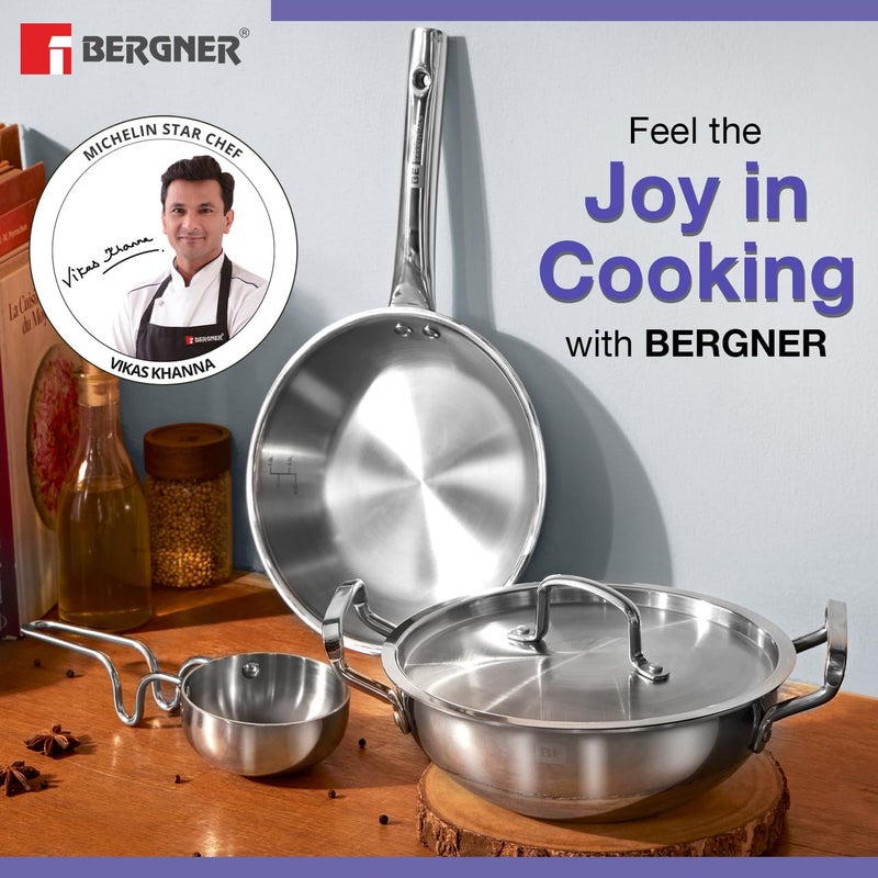 مجموعة أدوات مطبخ Bergner TriPro مكونة من 4 قطع مصنوعة من فولاذ مقاوم للصدأ مزدوج الطبقات: مقلاة عميقة بقطر 22 سم مزودة بغطاء، مقلاة صغيرة بقطر 22 سم، ومقلاة تدكا بقطر 10 سم، تساعد في استخدام كميات أقل من الزيت وتوفر طريقة طهي صحية، مع توزيع حراري متساوٍ، مناسبة للمواقد الكهربائية والغازية. - Image 2