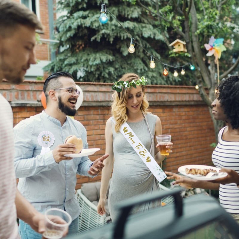 Yiphates زينة حفل استقبال المولود ييفاتيس 4 قطع/طقم شريط حفل استقبال المولود باللون الأخضر المريمي شريط للأم المستقبلية شارة للأب المستقبل طقم تاج زهور بأوراق الكينا مع دبوس لؤلؤة كهدية للأمومة - Image 2