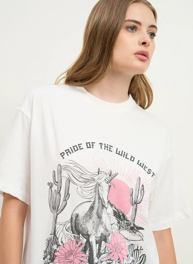 ستايلي تيشيرت أوفر سايز بطبعة جرافيك "Styli Pride of The West"