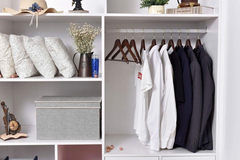 Quality Hangers شماعات خشبية عالية الجودة - مجموعة 30 شماعة منحنية قليلاً - معطف خشبي صلب مع خطافات كروم أنيقة - شماعات ثقيلة للملابس والجاكيت والقمصان والبنطلونات والبدلات - Image 3