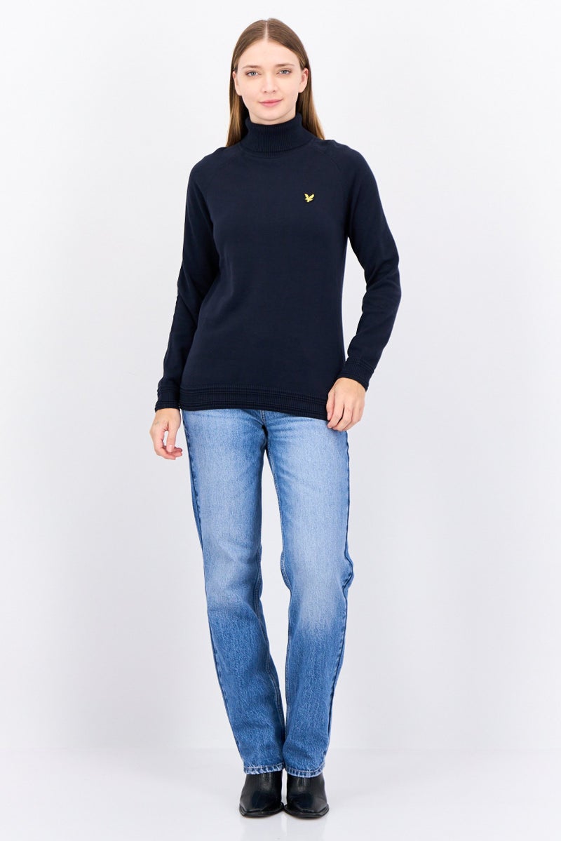 Lyle & Scott سويت شيرت نسائي برقبة سلحفاة بشعار مطرز، أزرق داكن - Image 4