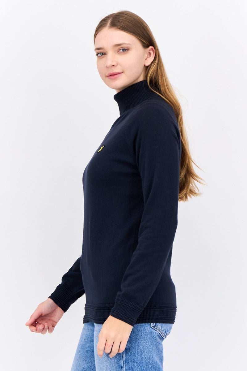 Lyle & Scott سويت شيرت نسائي برقبة سلحفاة بشعار مطرز، أزرق داكن - Image 2