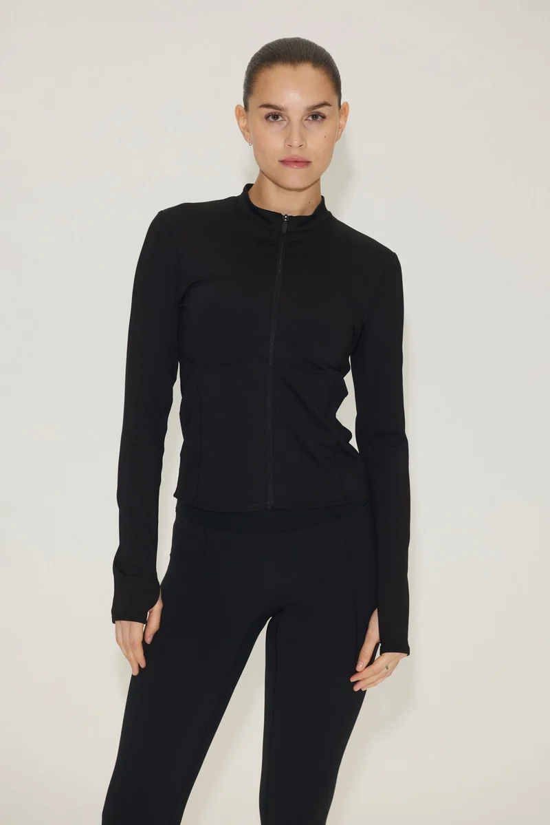 Warming zip-through sports jacket with DryMove™