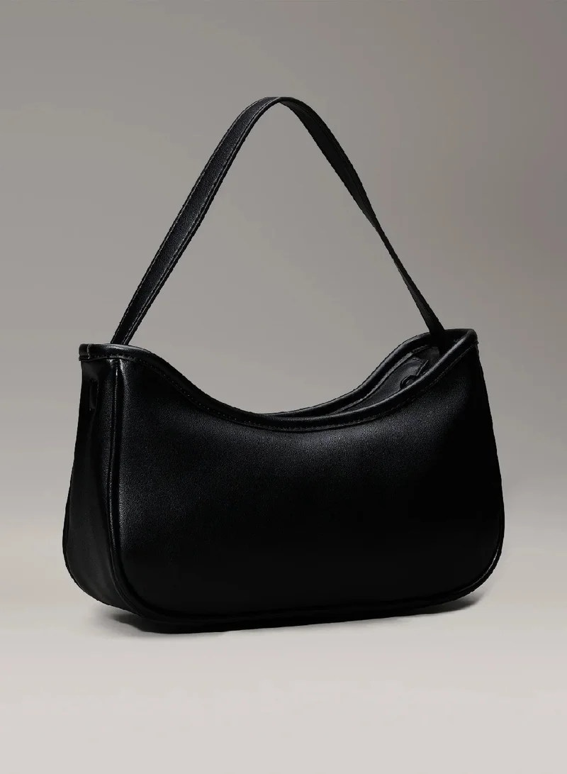 كالفن كلاين جينز شنطة كتف مزينة بشعار كلفن كلاين للجنسين