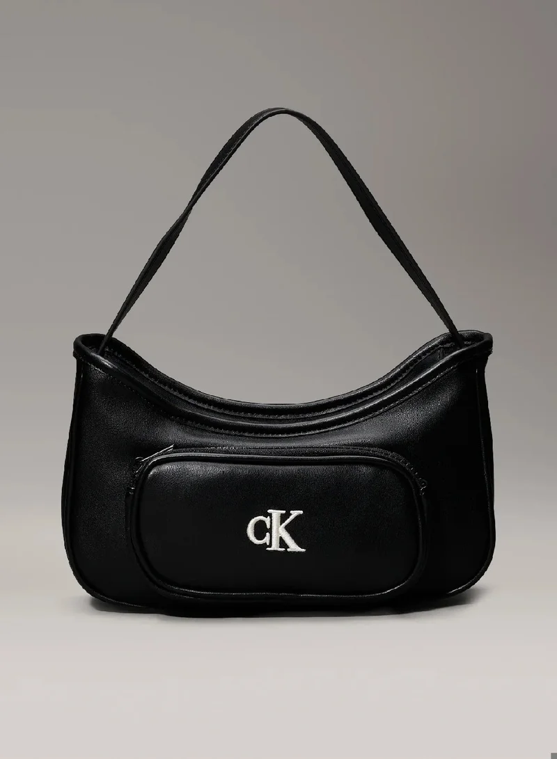 كالفن كلاين جينز شنطة كتف مزينة بشعار كلفن كلاين للجنسين