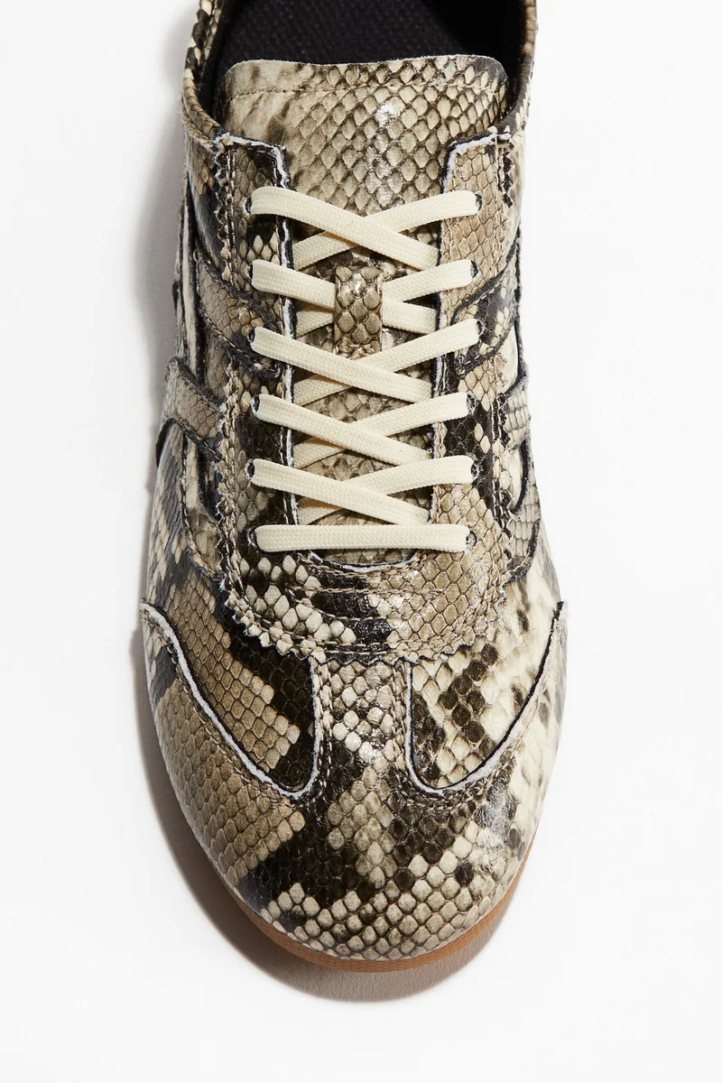 اتش اند ام حذاء رياضي