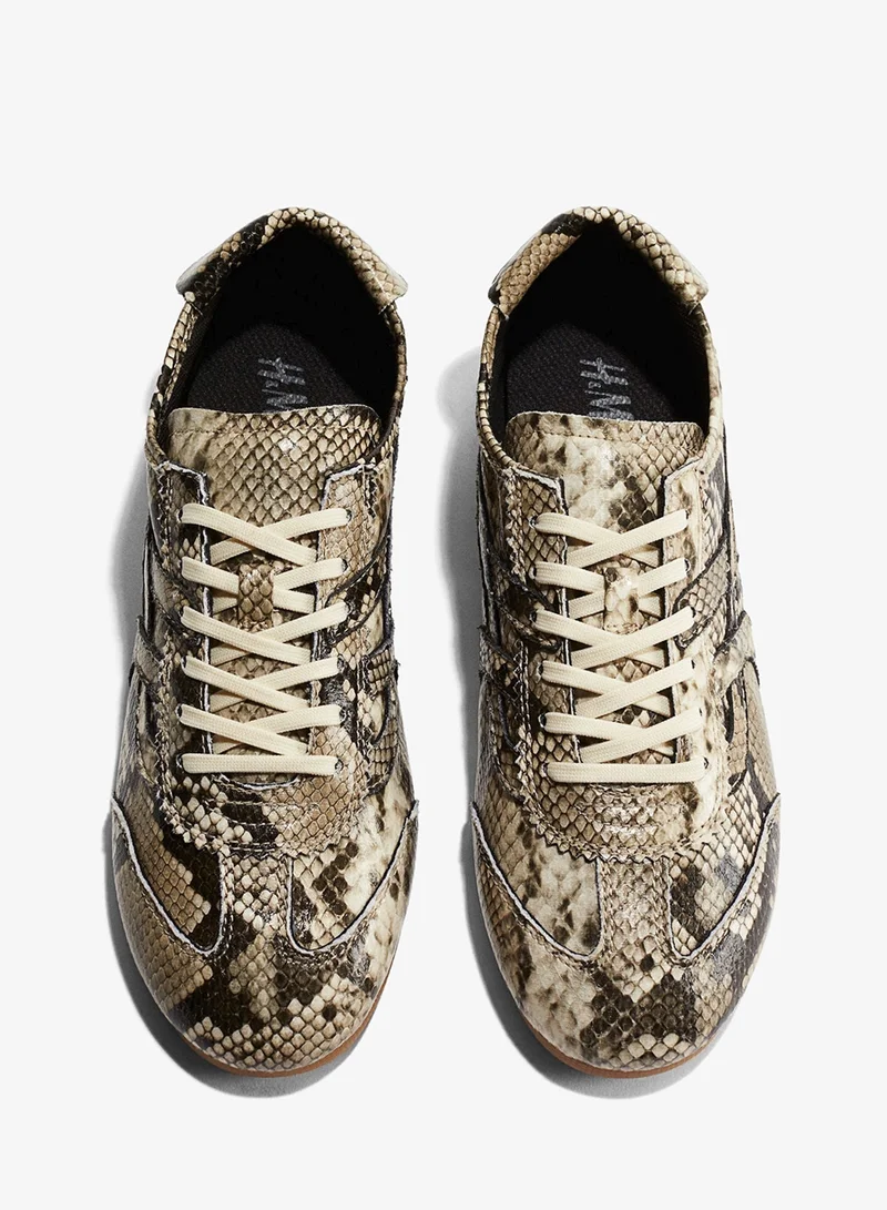 اتش اند ام حذاء رياضي