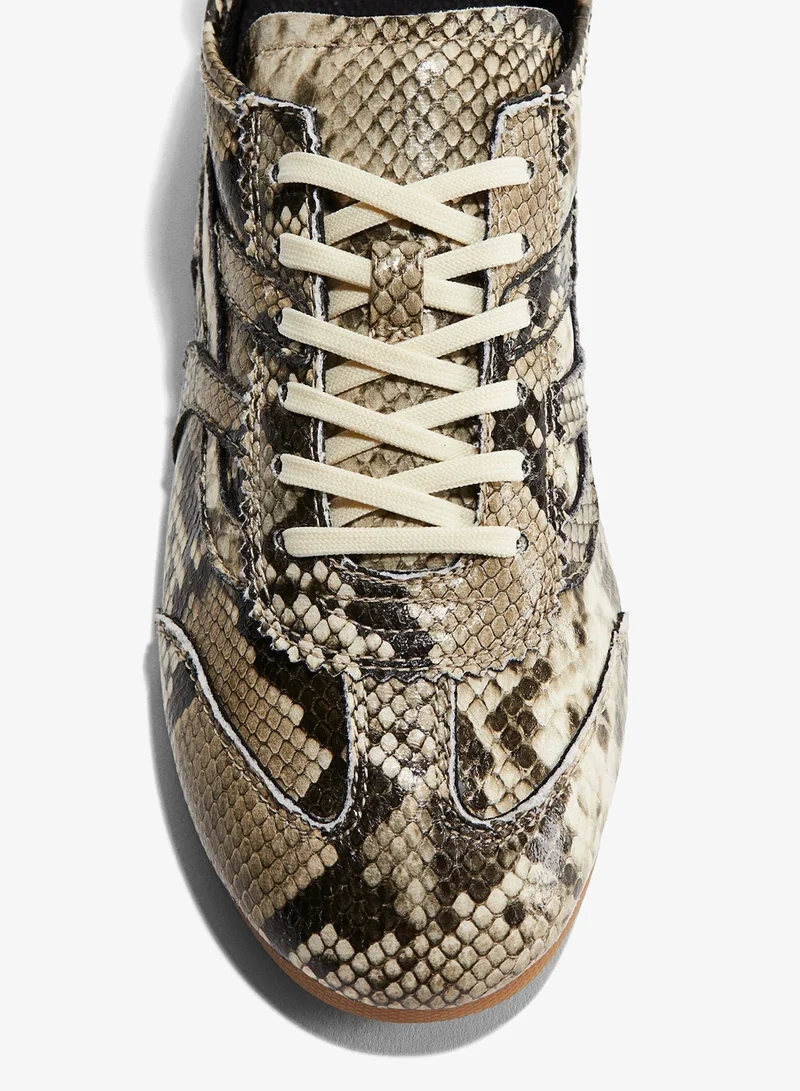 اتش اند ام حذاء رياضي