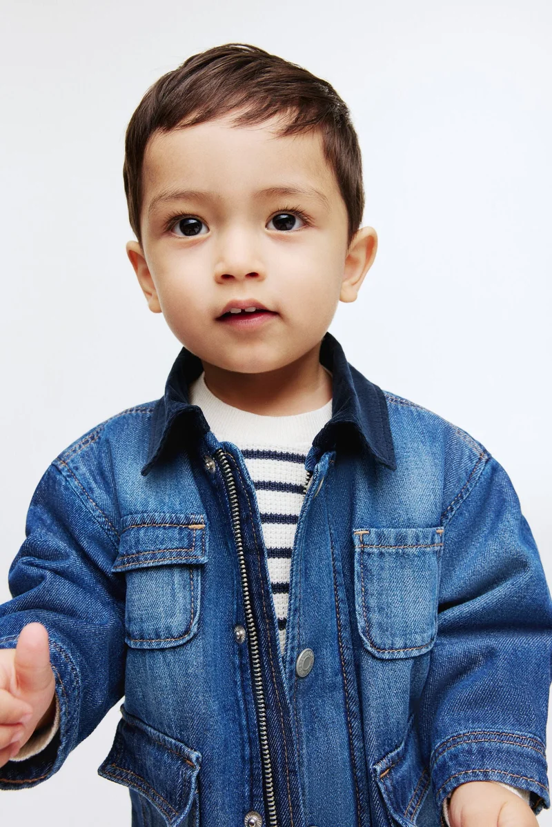 اتش اند ام جاكيت دنيم بياقة من قماش الكوردوري