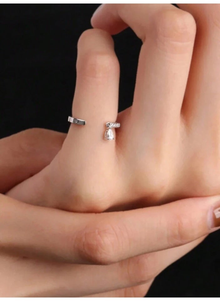925 ستيرلنغ سيلفر تشارمز خاتم فضة فاخر وناعم مصنوع بجودة عالية ودقة شديدة من الفضة الإسترلينية عيار 925 بصف من الأحجار الكريستالية الصغيرة المرصوفة بدقة يتدلّى من الطرف المرصّع حجر كريستالي على شكل قطرة ماء، يضيف حركة وبريقًا أنيقًا يخطف الأنظار ويعطي مظهرا رائعا للأميرة التي تستحقه - Image 5