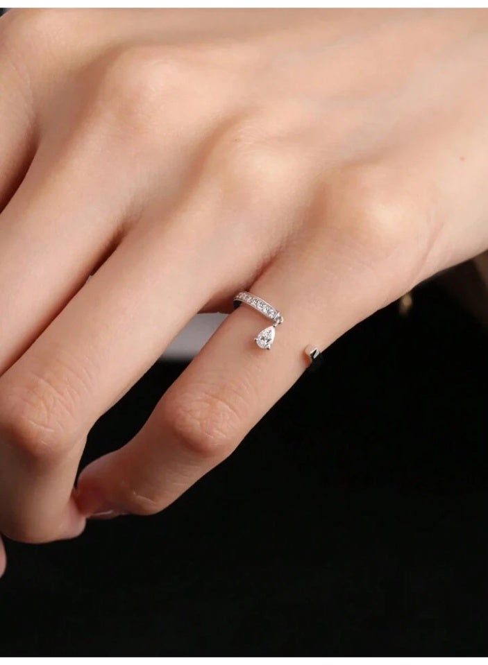 925 ستيرلنغ سيلفر تشارمز خاتم فضة فاخر وناعم مصنوع بجودة عالية ودقة شديدة من الفضة الإسترلينية عيار 925 بصف من الأحجار الكريستالية الصغيرة المرصوفة بدقة يتدلّى من الطرف المرصّع حجر كريستالي على شكل قطرة ماء، يضيف حركة وبريقًا أنيقًا يخطف الأنظار ويعطي مظهرا رائعا للأميرة التي تستحقه - Image 3