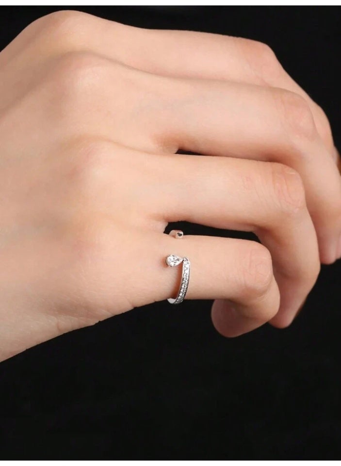 925 ستيرلنغ سيلفر تشارمز خاتم فضة فاخر وناعم مصنوع بجودة عالية ودقة شديدة من الفضة الإسترلينية عيار 925 بصف من الأحجار الكريستالية الصغيرة المرصوفة بدقة يتدلّى من الطرف المرصّع حجر كريستالي على شكل قطرة ماء، يضيف حركة وبريقًا أنيقًا يخطف الأنظار ويعطي مظهرا رائعا للأميرة التي تستحقه - Image 4