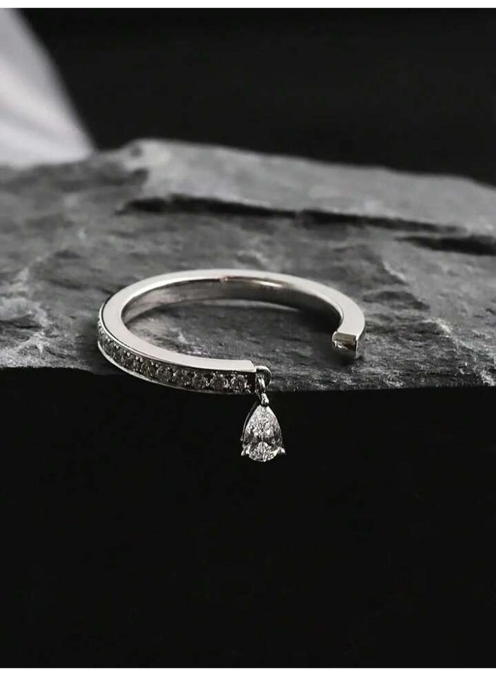 925 ستيرلنغ سيلفر تشارمز خاتم فضة فاخر وناعم مصنوع بجودة عالية ودقة شديدة من الفضة الإسترلينية عيار 925 بصف من الأحجار الكريستالية الصغيرة المرصوفة بدقة يتدلّى من الطرف المرصّع حجر كريستالي على شكل قطرة ماء، يضيف حركة وبريقًا أنيقًا يخطف الأنظار ويعطي مظهرا رائعا للأميرة التي تستحقه - Image 1