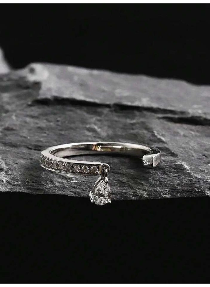 925 ستيرلنغ سيلفر تشارمز خاتم فضة فاخر وناعم مصنوع بجودة عالية ودقة شديدة من الفضة الإسترلينية عيار 925 بصف من الأحجار الكريستالية الصغيرة المرصوفة بدقة يتدلّى من الطرف المرصّع حجر كريستالي على شكل قطرة ماء، يضيف حركة وبريقًا أنيقًا يخطف الأنظار ويعطي مظهرا رائعا للأميرة التي تستحقه - Image 2