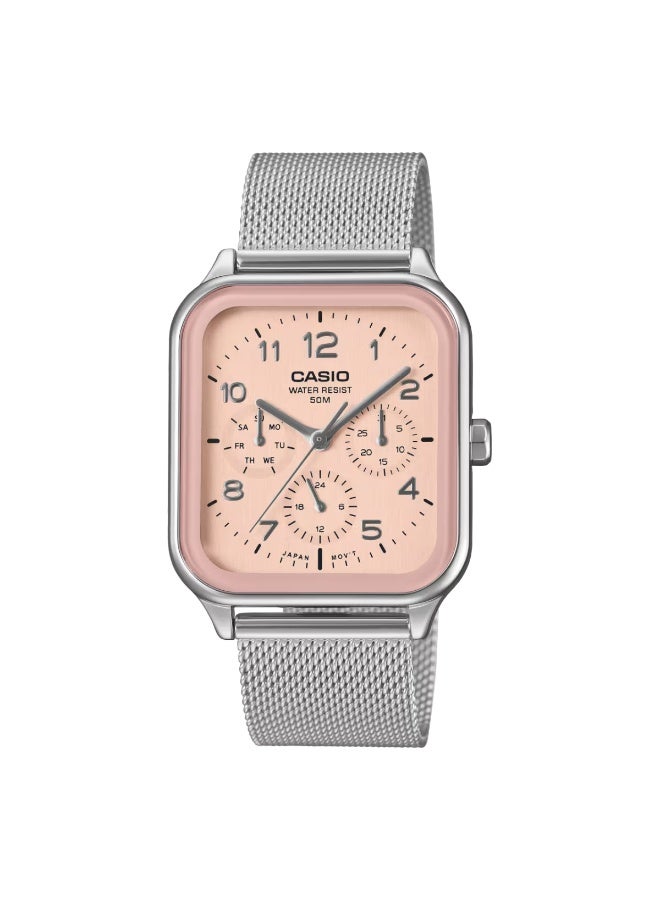 CASIO ساعة قياسية MTP-M306M-4AVDF، قرص وردي 44.5 مم، سوار شبكي من الفولاذ المقاوم للصدأ، مقاومة للماء حتى 50 متر.