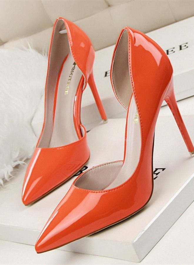 BIGTREE حذاء بكعب عالٍ مجوف مدبب من الجلد اللامع بفتحة ضحلة 10.5 سم، برتقالي