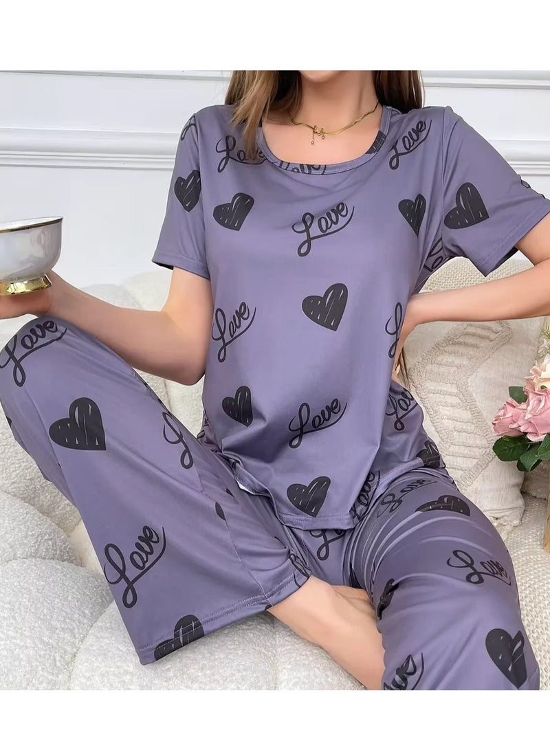 طقم بيجامة نسائي أنيق باللون الأورجواني مع طباعة “Love” وقلوب سوداء - Image 1