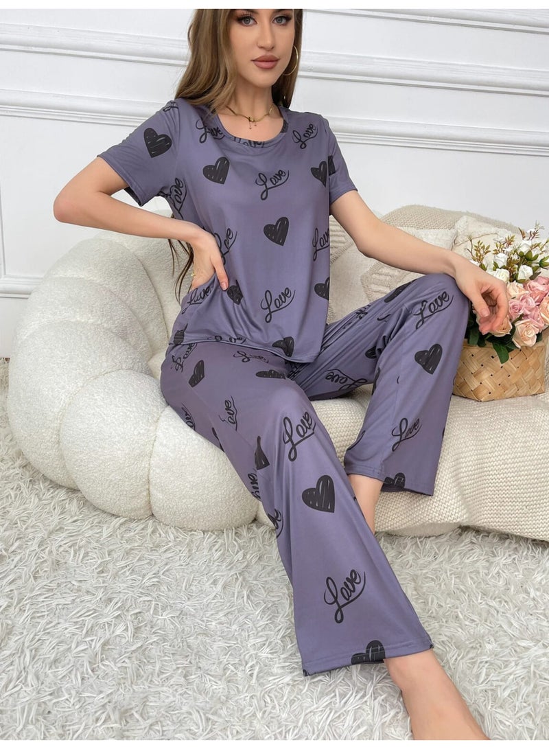 طقم بيجامة نسائي أنيق باللون الأورجواني مع طباعة “Love” وقلوب سوداء - Image 3