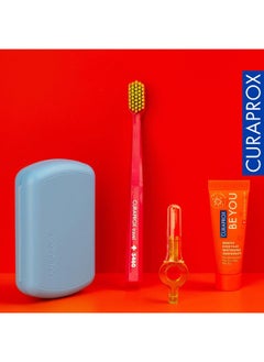 CURAPROX مجموعة السفر باللون الأزرق. تتضمن المجموعة فرشاة أسنان للسفر CS 5460، ومعجون أسنان بي يو 10 مل، وفرشاة إنتردينتال CPS prime 07، وCPS prime 09.  - Image 4