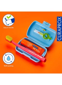 CURAPROX مجموعة السفر باللون الأزرق. تتضمن المجموعة فرشاة أسنان للسفر CS 5460، ومعجون أسنان بي يو 10 مل، وفرشاة إنتردينتال CPS prime 07، وCPS prime 09.  - Image 3