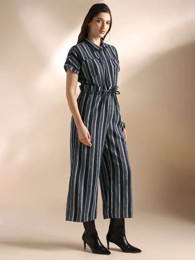 جلو باص جمبسوت نسائي واسع الأرجل بأكمام ممتدة وياقة قميص وربطة خصر مخططة باللون الأزرق الداكن