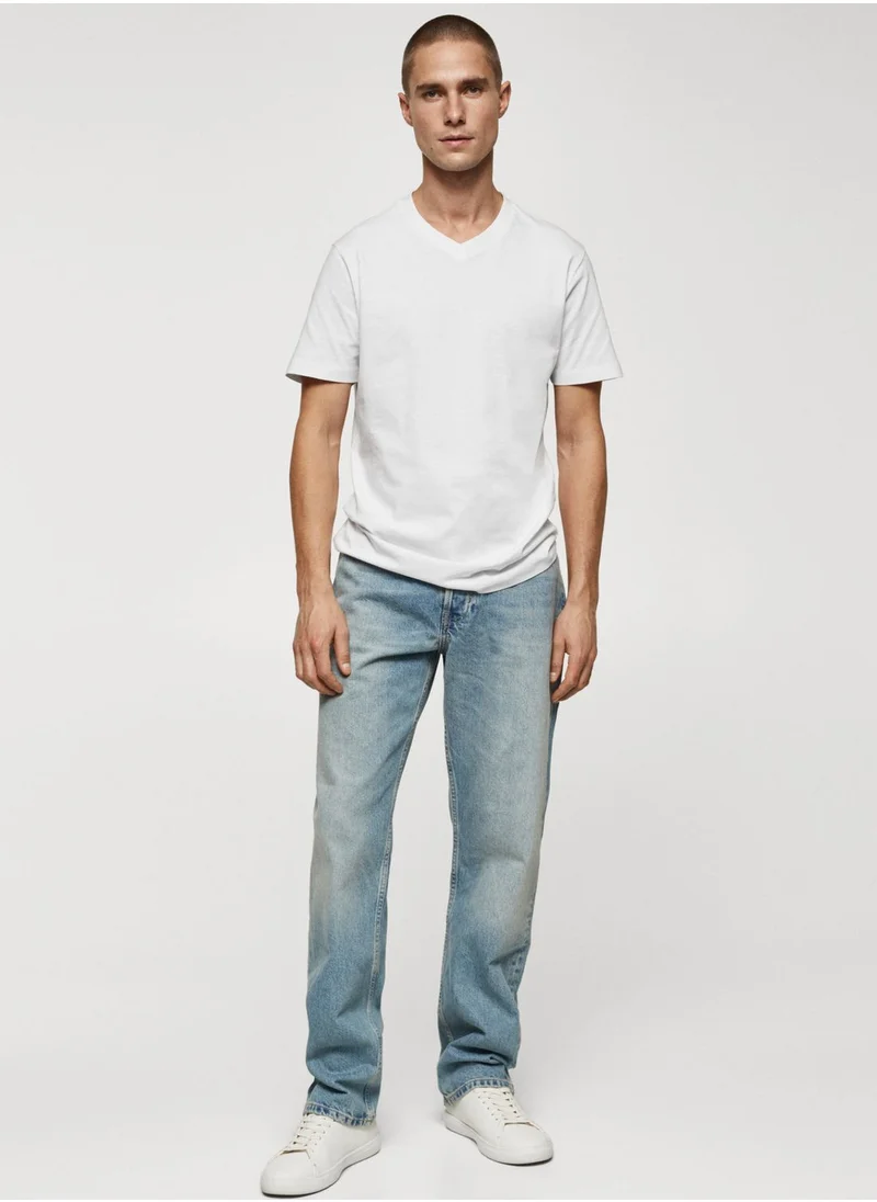 مانجو مان Essential V-Neck T-Shirt