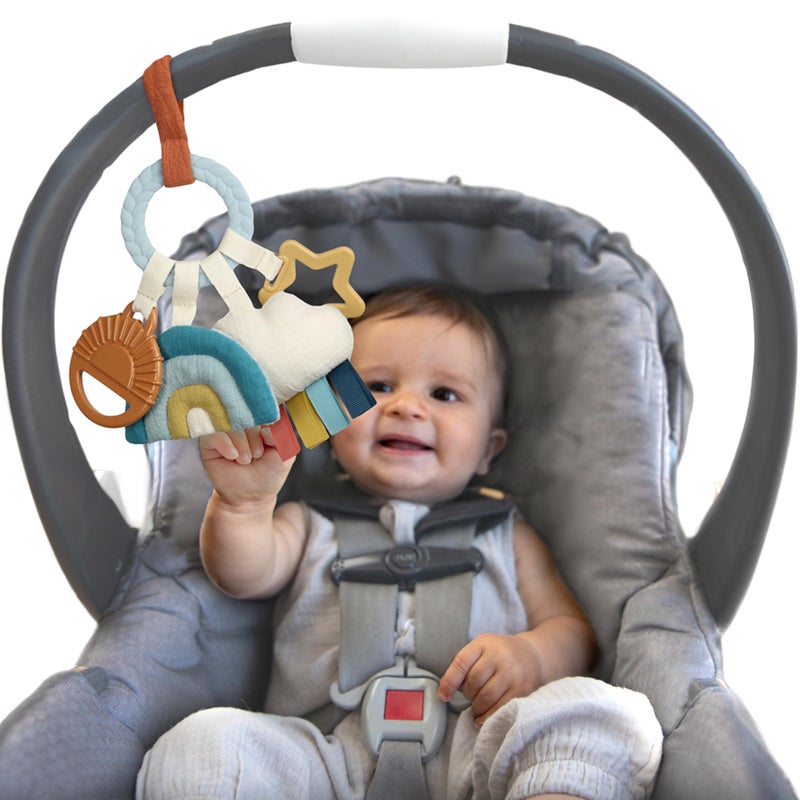 Itzy Ritzy لعبة نشاط التسنين من إيتزي ريتزي - حلقة بيزّي بيزّي للأطفال تحتوي على حلقة تسنين مضفرة وألعاب متدلية، تشمل عضاضة، شرائط ذات ملمس، صوت تجاعيد وجرس جينجل - 0 شهر وما فوق (قوس قزح) - Image 1