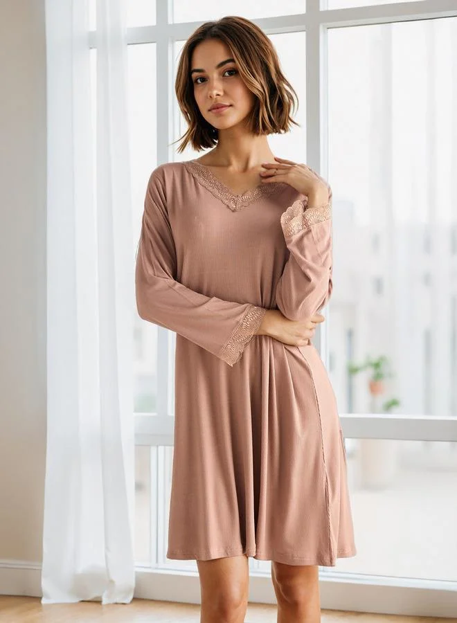 سبلاش فيڤ فستان نوم بياقة على شكل حرف  مضلع