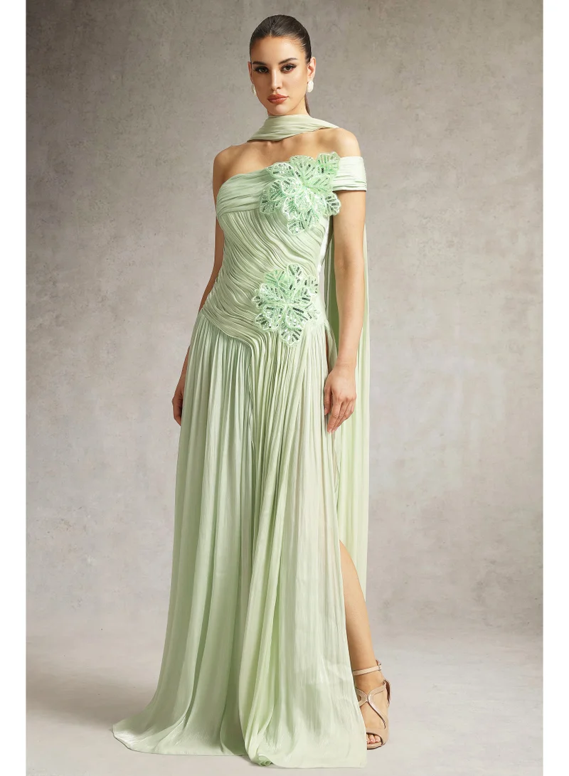 بيلا بارنيت فستان ميليز ماكسي بكتف واحد مزين بالزهور ومكشكش بفتحة عالية