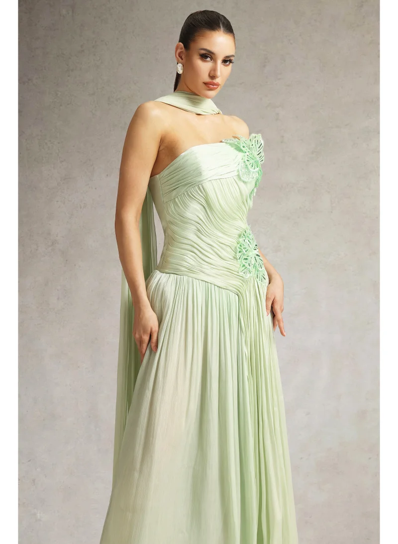 بيلا بارنيت فستان ميليز ماكسي بكتف واحد مزين بالزهور ومكشكش بفتحة عالية