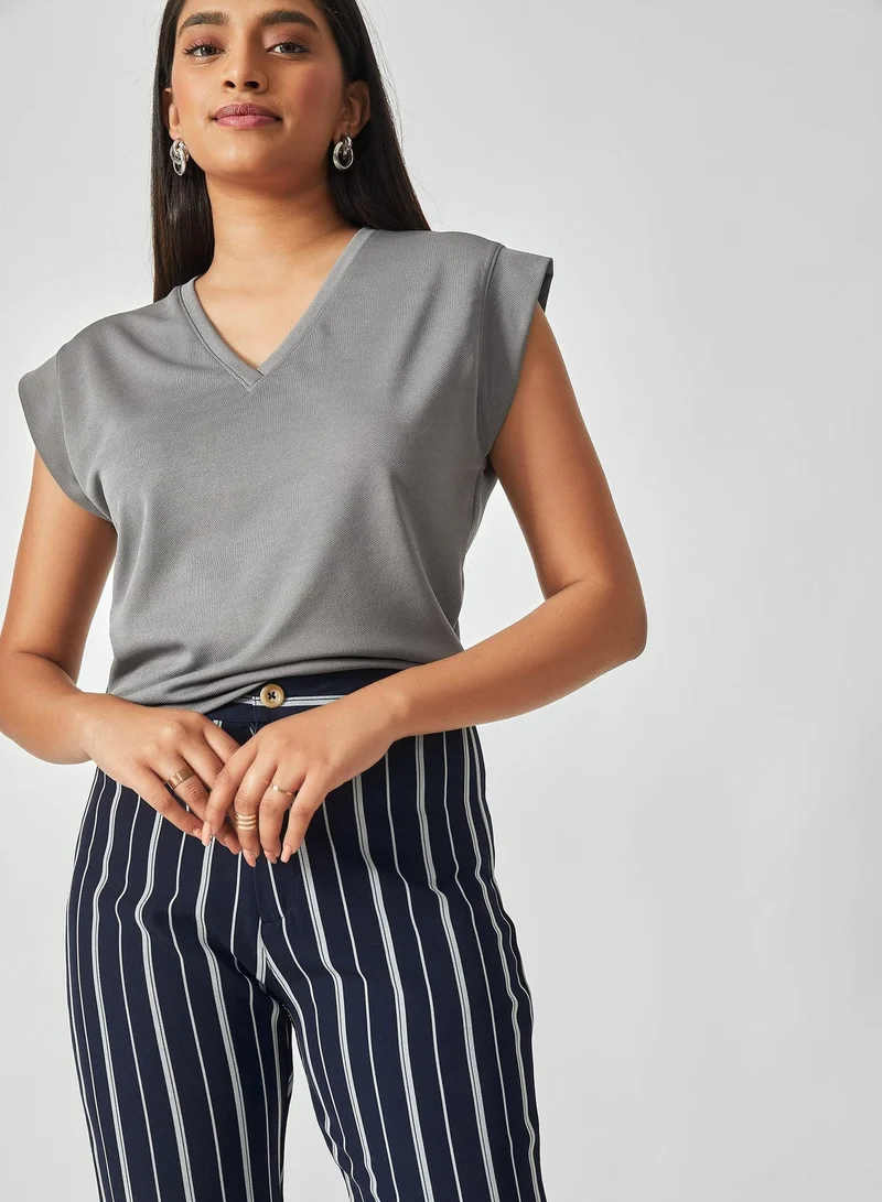 ذا ليبل لايف تي شيرت بياقة على شكل حرف