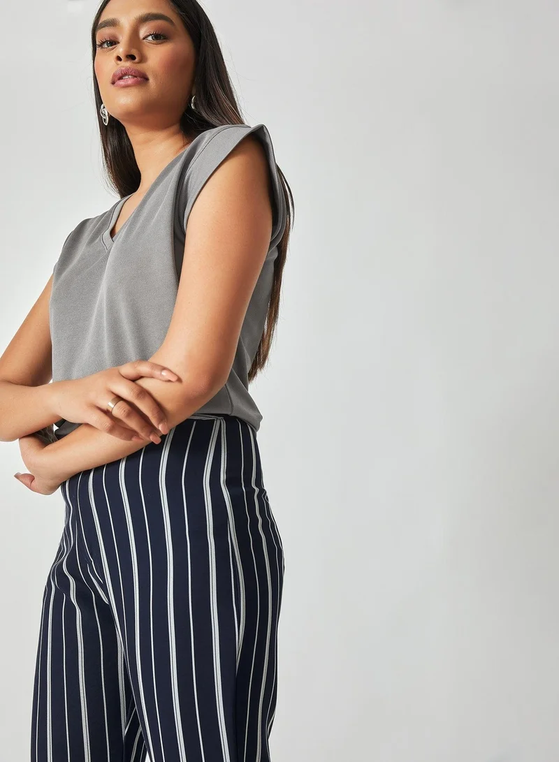 ذا ليبل لايف تي شيرت بياقة على شكل حرف