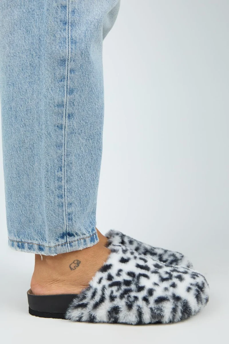 Manijero Manijero Leda Women's Plush Flat White Leopard Slippers