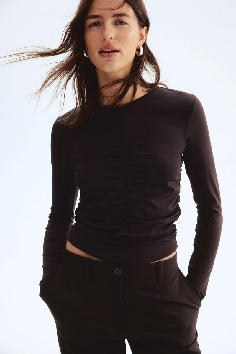 اتش اند ام بلوزة بأكمام طويلة وتصميم منسدل