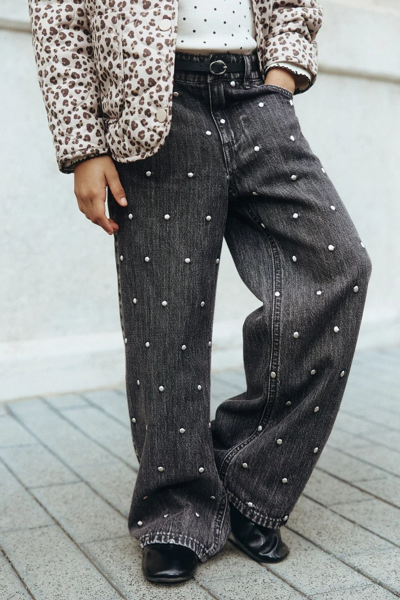 اتش اند ام جينز بأرجل واسعة وتفاصيل مزخرفة