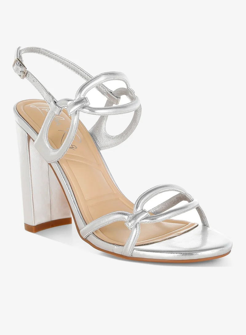 لندن راج صندل نسائي من لندن راج بتصميم معدني مزين بسلاسل باللون الفضي.