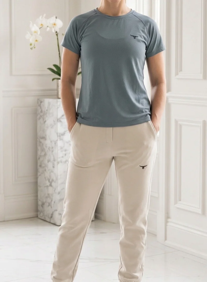 ثوجفيت الخيار الأول: احترافي وشامل (الأكثر مبيعاً) طقم نسائي رياضي ثق فيت: بنطال فيلوسيتي فايب بيج وتيشيرت كيتي هوك رمادي مزرق