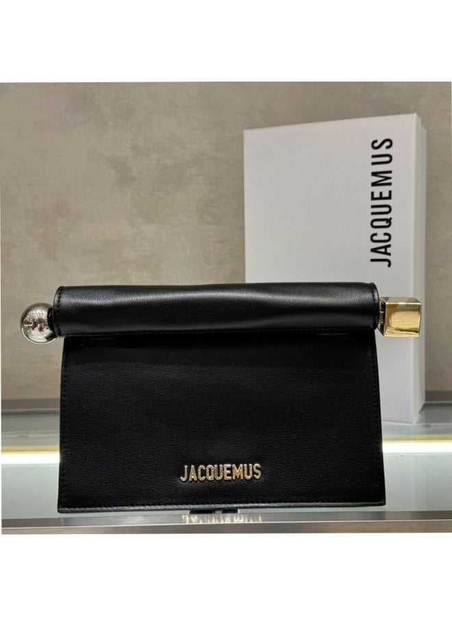 Jacquemus  حقيبة جانبية فاخرة من جلد الغنم القابل للطي من جاكيموس - تصميم عصري يناسب جميع المناسبات