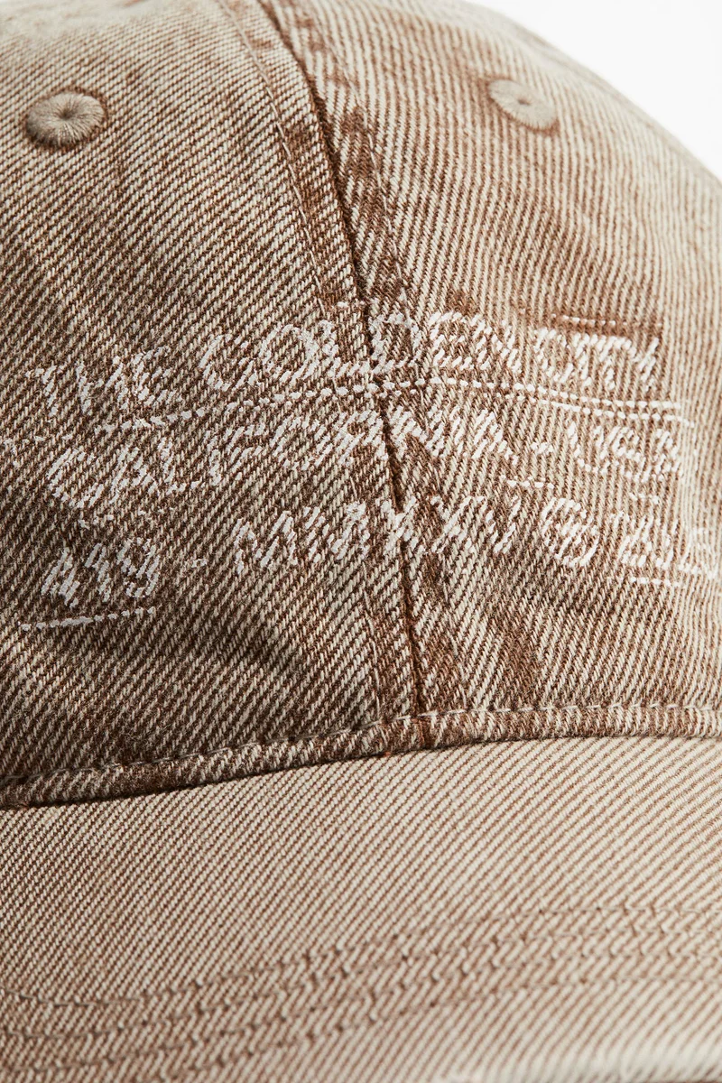 اتش اند ام قبعة من القطن مزينة بطبعة