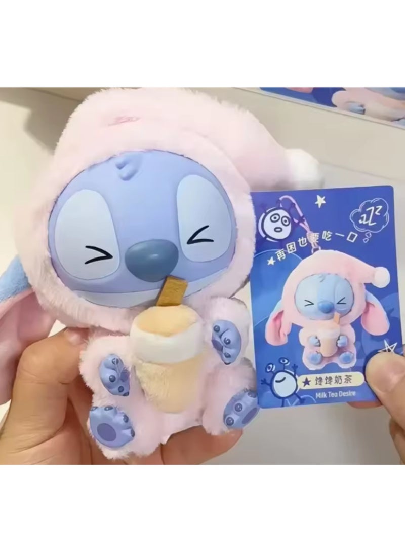 دمية ستيتش بـ"بيجامة ناعمة" وكوب شاي حليب يذوّب القلب 🧋🥺   خلي يومك أحلى بلحظة كيوت ما تتعوض! ✨