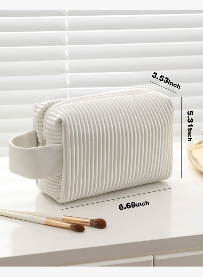 حقيبة مستحضرات تجميل بسعة كبيرة، حقيبة أدوات زينة مقاومة للماء ومحمولة، حقيبة مستحضرات تجميل من الجلد الصناعي بتصميم مفتوح وواسع وصديقة للسفر وحقيبة تخزين/منظم مكياج بنمط الكيك للنساء، باللون البيج. - Image 1